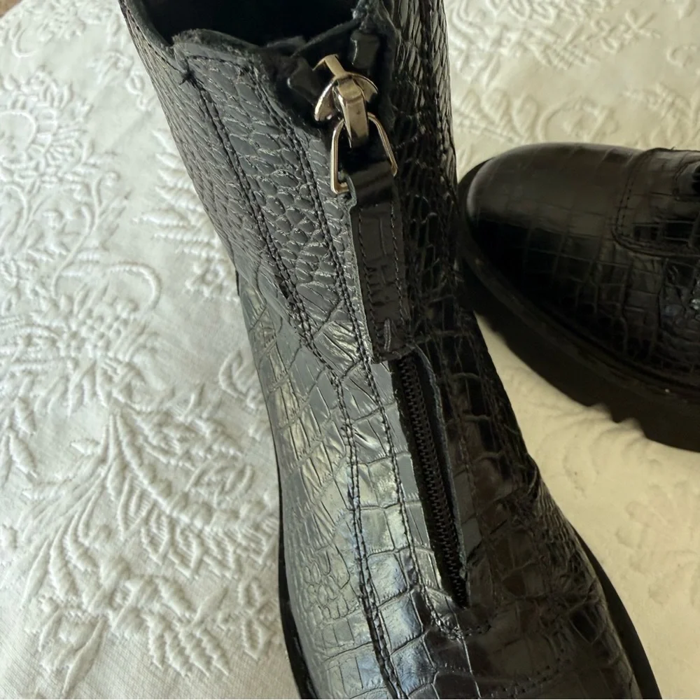 Aquatalia Harlo Black Crocodile Leather Black Boots. Size 7